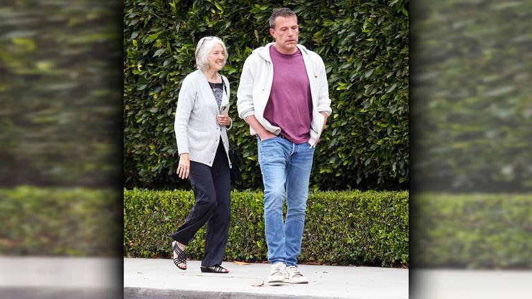 Schauspieler Ben Affleck (rechts) spaziert mit seiner Mutter durch einen Park.