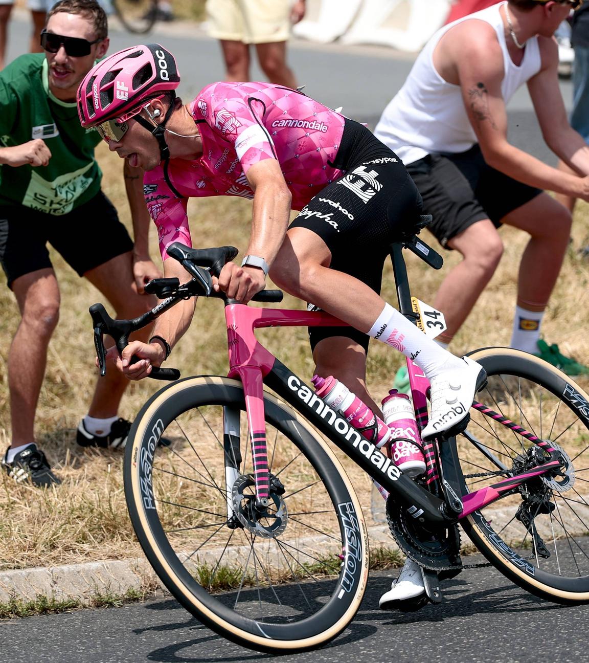 Ben Healy fährt auf der 10. Etappe der Tour de France in einer Rechtskurve.