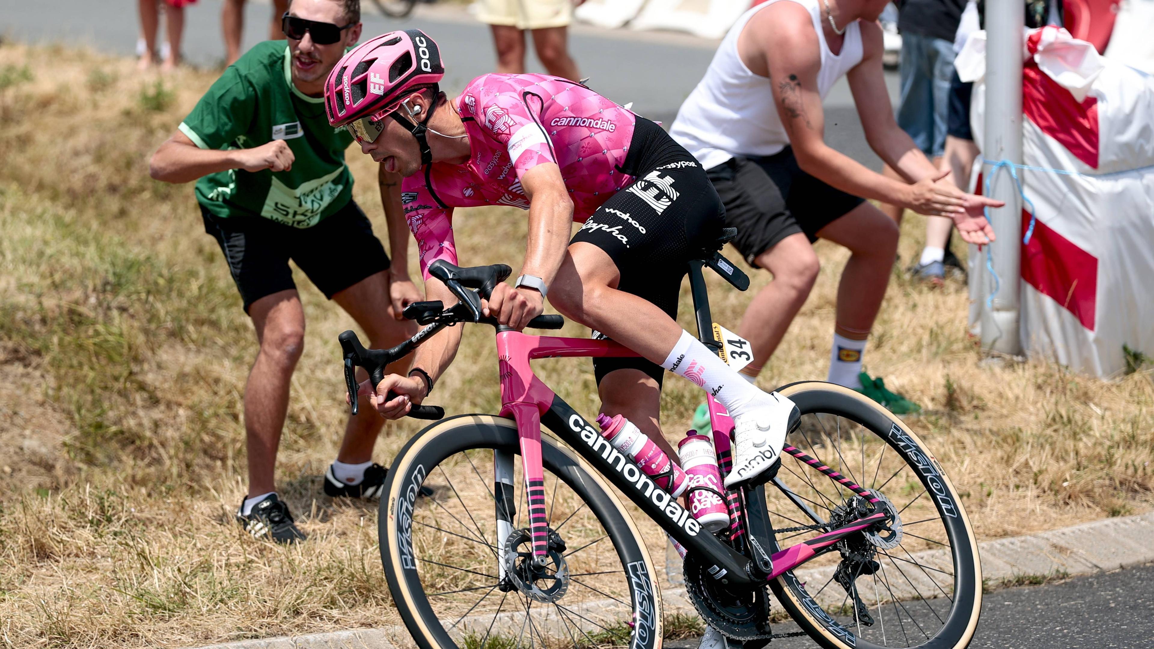 Ben Healy fährt auf der 10. Etappe der Tour de France in einer Rechtskurve.