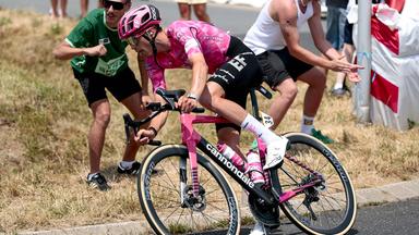 Ben Healy fährt auf der 10. Etappe der Tour de France in einer Rechtskurve.