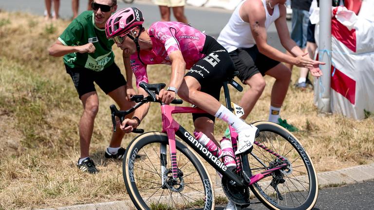 Ben Healy fährt auf der 10. Etappe der Tour de France in einer Rechtskurve.