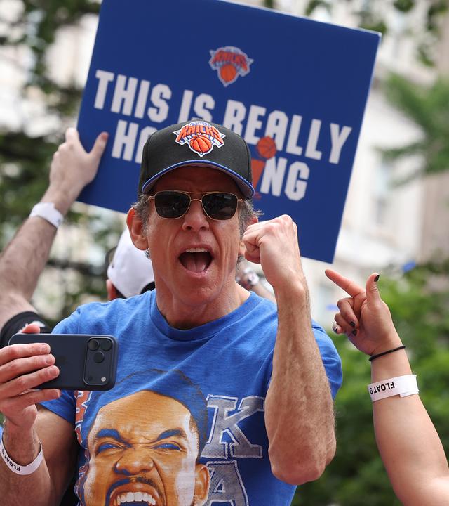Schauspieler Ben Stiller feiert die New York Knicks bei einer Parade in New York.