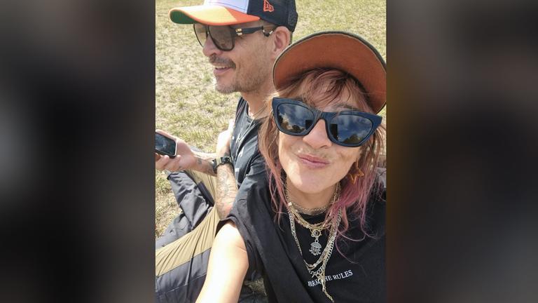 Ben Tewaag (rechts) und seine Verlobte Elena posieren für ein Selfie. 