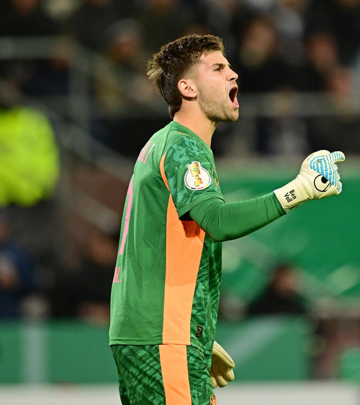 St. Paulis Torhüter Ben Voll reagiert im DFB-Pokal-Spiel gegen Hoffenheim