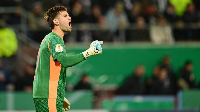 St. Paulis Torhüter Ben Voll reagiert im DFB-Pokal-Spiel gegen Hoffenheim