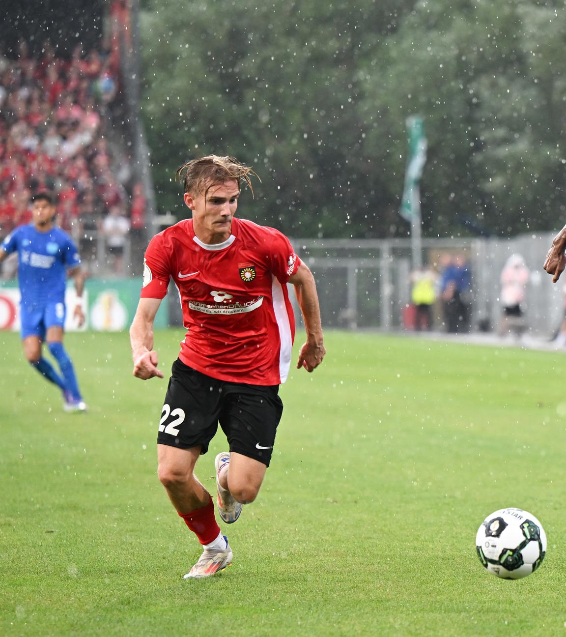 Benedikt Landwehr (l, SG Sonnehof Großaspach) im Zweikampf mit Nathan Tella (Bayer Leverkusen).