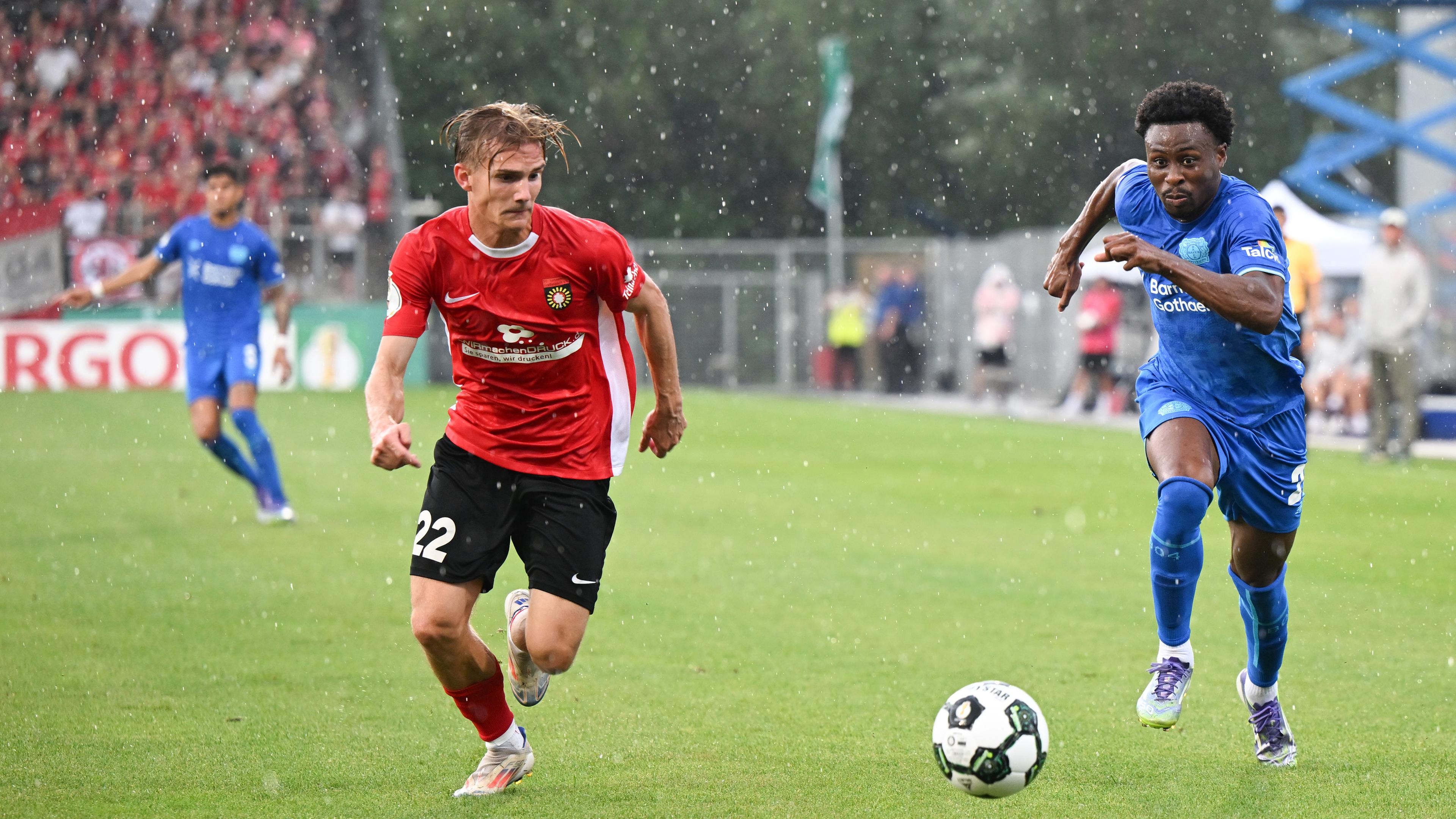 Benedikt Landwehr (l, SG Sonnehof Großaspach) im Zweikampf mit Nathan Tella (Bayer Leverkusen).