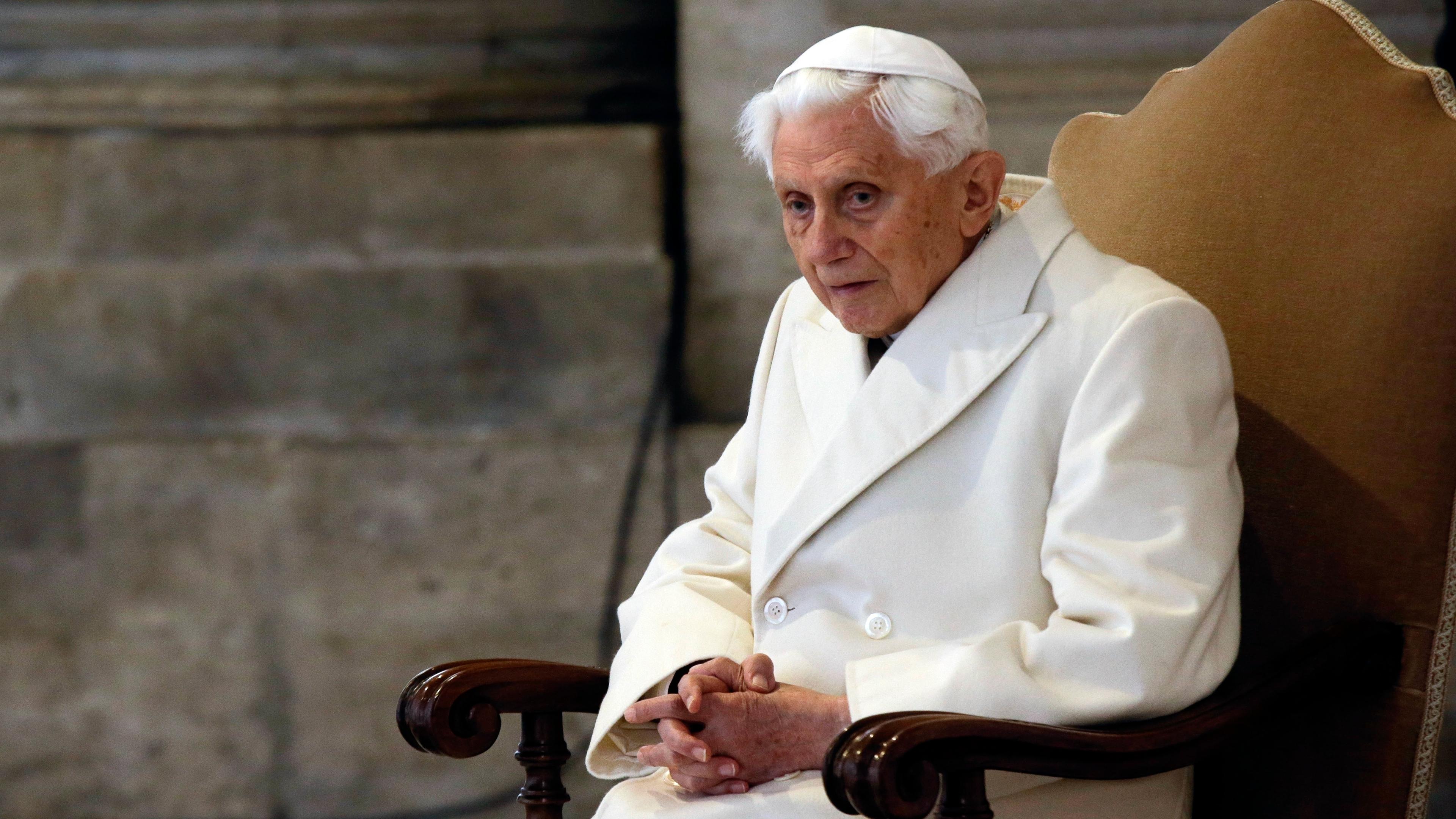  Der emeritierte Papst Benedikt XVI. sitzt bei einer Messe im Petersdom. 