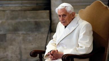  Der emeritierte Papst Benedikt XVI. sitzt bei einer Messe im Petersdom. 