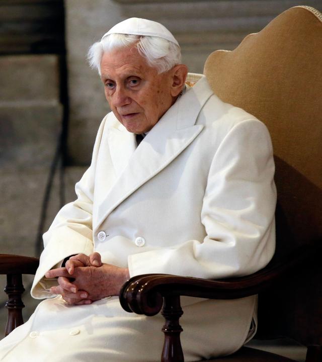  Der emeritierte Papst Benedikt XVI. sitzt bei einer Messe im Petersdom. 
