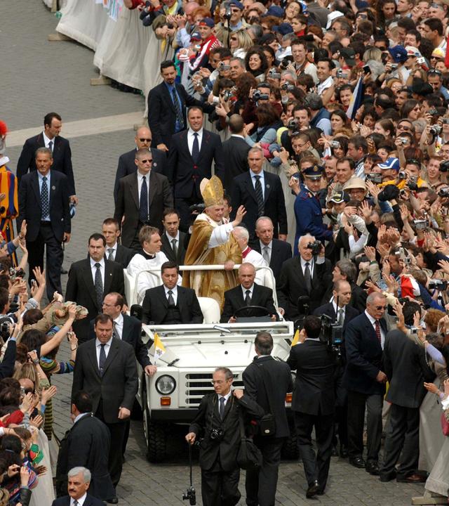 Papst Benedikt XVI. wird am Sonntag (24.04.2005) auf dem Papamobil durch die Menge über den Petersplatz am Vatikan gefahren.