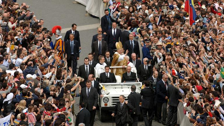 Papst Benedikt XVI. wird am Sonntag (24.04.2005) auf dem Papamobil durch die Menge über den Petersplatz am Vatikan gefahren.