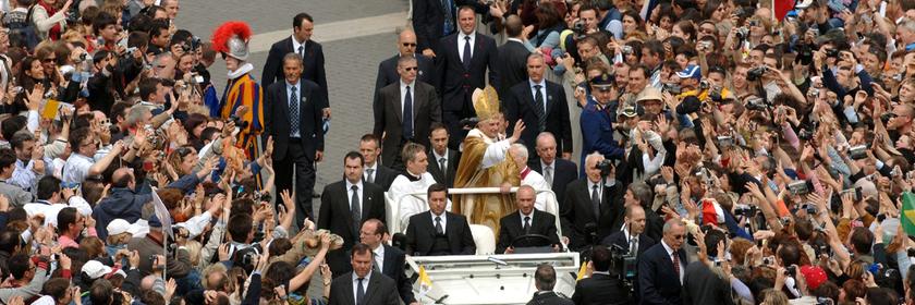 Papst Benedikt XVI. wird am Sonntag (24.04.2005) auf dem Papamobil durch die Menge über den Petersplatz am Vatikan gefahren.