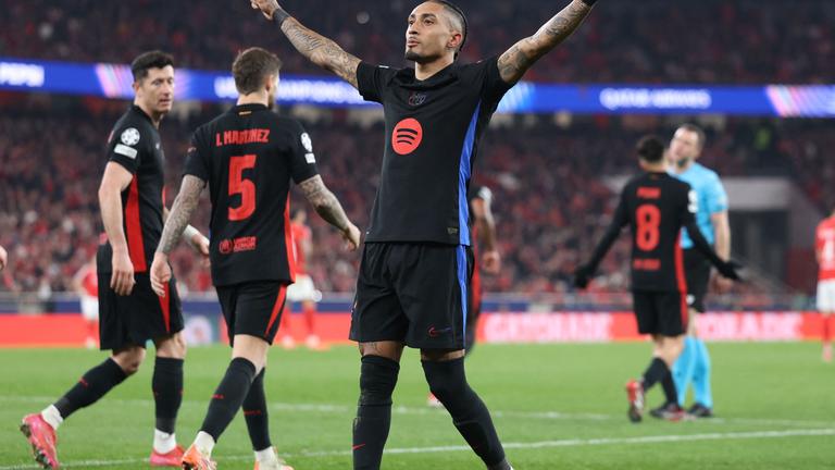 Barcelonas Stürmer #11 Raphinha feiert den ersten Treffer seiner Mannschaft.