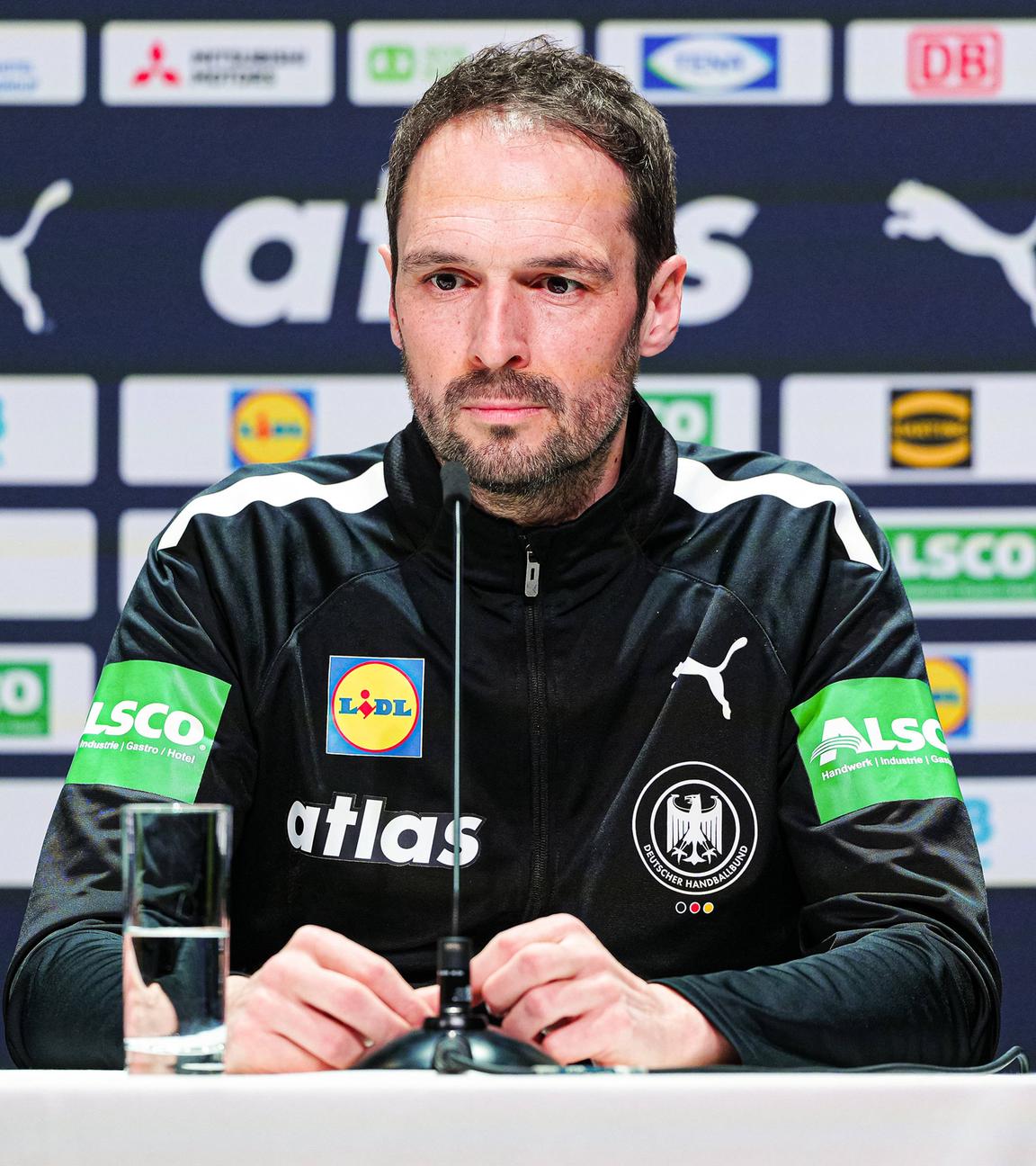 Manager der deutschen Handballer, Benjamin Chatton, sitzt auf der Bühne während einer Pressekonferenz am 16.01.2026 in Silkeborg. 