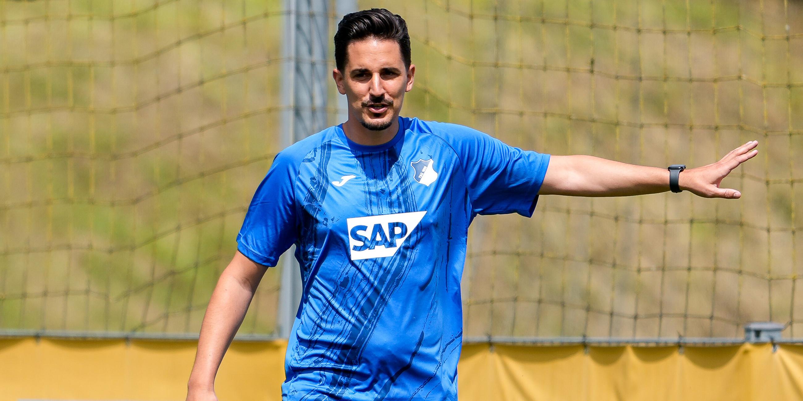 Benjamin Hübner (Co-Trainer, Hoffenheim), gibt Anweisungen auf dem Spielgeld am 07.07.2024.