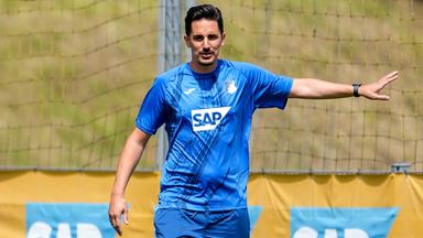 Benjamin Hübner (Co-Trainer, Hoffenheim), gibt Anweisungen auf dem Spielgeld am 07.07.2024.