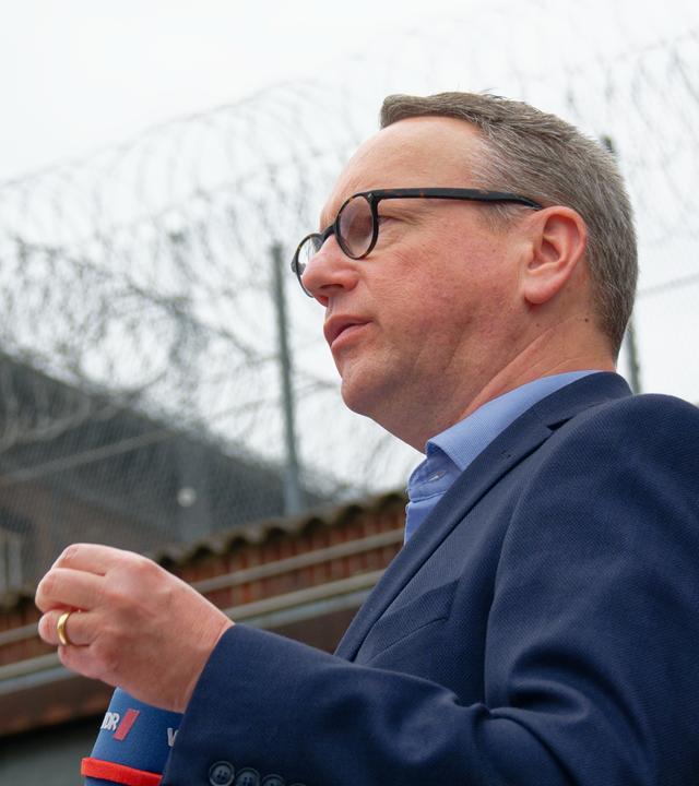 Benjamin Limbach (Bündnis 90/Die Grünen), Justizminister von Nordrhein-Westfalen, steht bei einem Pressestatement zu den Vorgängen in der JVA Siegburg im Eingangshof der Anstalt.