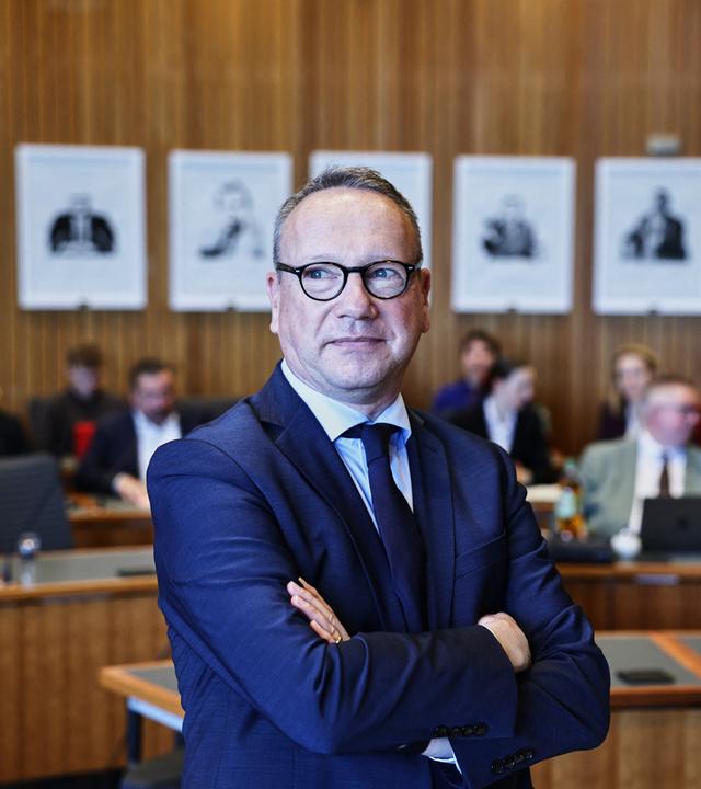 Benjamin Limbach (Grüne), Justizminister in Nordrhein-Westfalen, steht vor seiner Zeugenaussage im Untersuchungsausschuss des Landtags von Nordrhein-Westfalen.