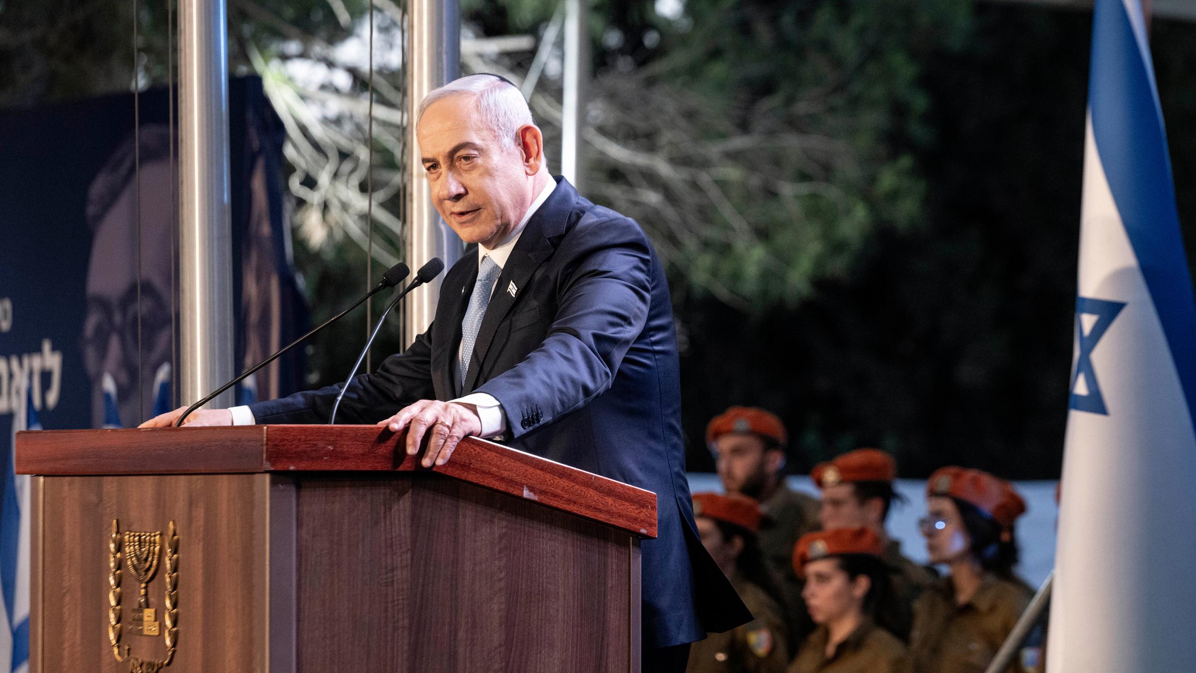 Der israelische Ministerpräsident Benjamin Netanjahu spricht auf dem Militärfriedhof Mount Herzl in Jerusalem am staatlichen Denkmal für Ze'ev Jabotinsky.