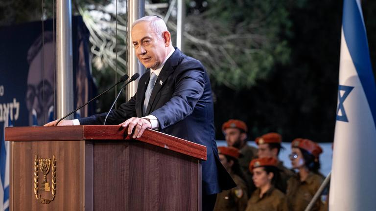Der israelische Ministerpräsident Benjamin Netanjahu spricht auf dem Militärfriedhof Mount Herzl in Jerusalem am staatlichen Denkmal für Ze'ev Jabotinsky.