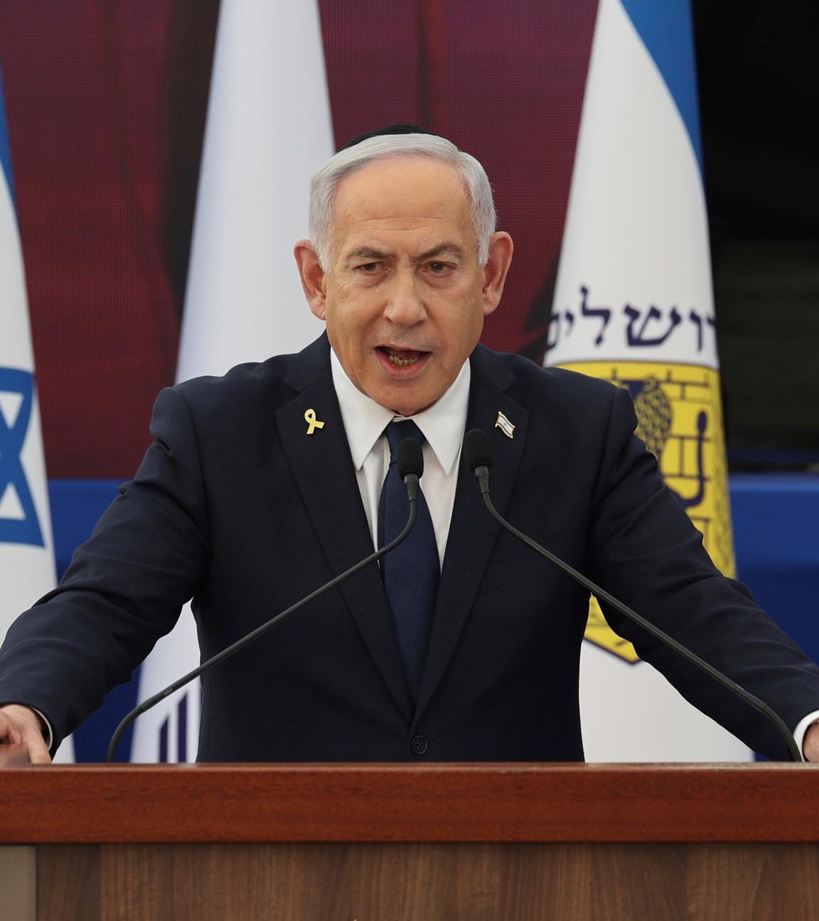 Der israelische Ministerpräsident Benjamin Netanjahu spricht während der jährlichen Zeremonie am Gedenktag für gefallene Soldaten in Jerusalem.