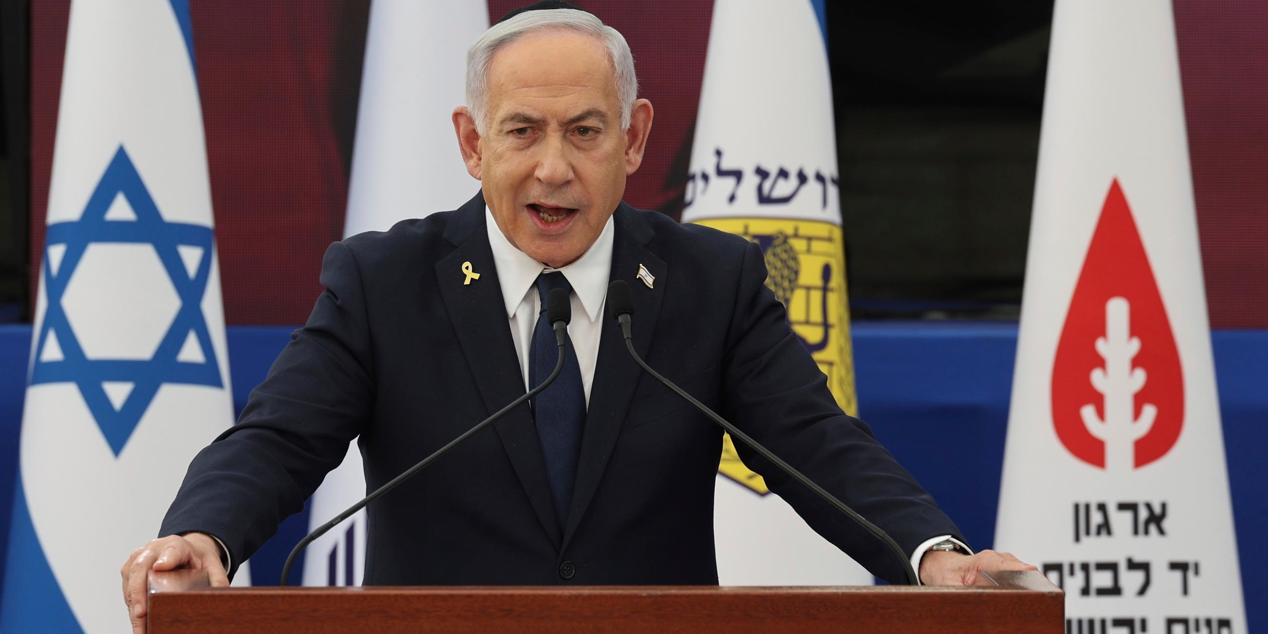 Der israelische Ministerpräsident Benjamin Netanjahu spricht während der jährlichen Zeremonie am Gedenktag für gefallene Soldaten in Jerusalem.