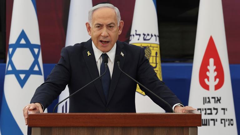 Der israelische Ministerpräsident Benjamin Netanjahu spricht während der jährlichen Zeremonie am Gedenktag für gefallene Soldaten in Jerusalem.