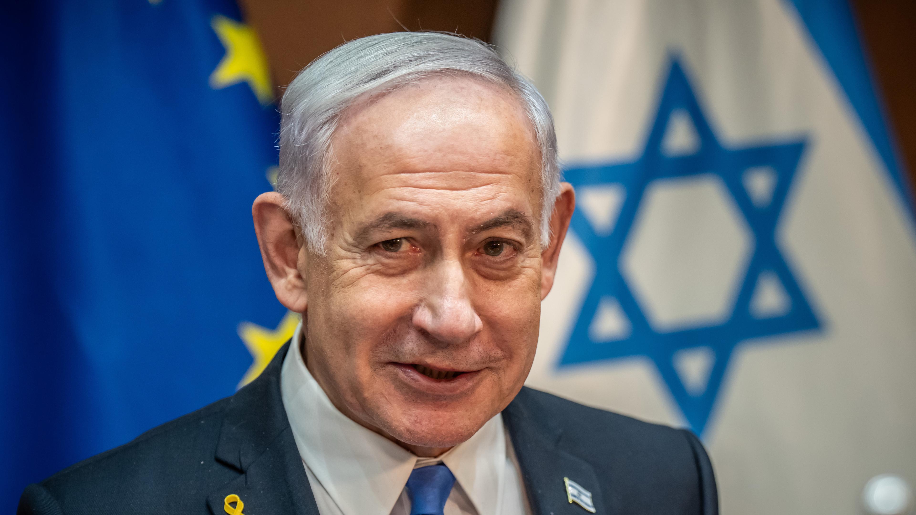 Israel, Jerusalem: Benjamin Netanjahu, Ministerpräsident von Israel, spricht bei einem Gespräch im Amtssitz des Regierungschefs.