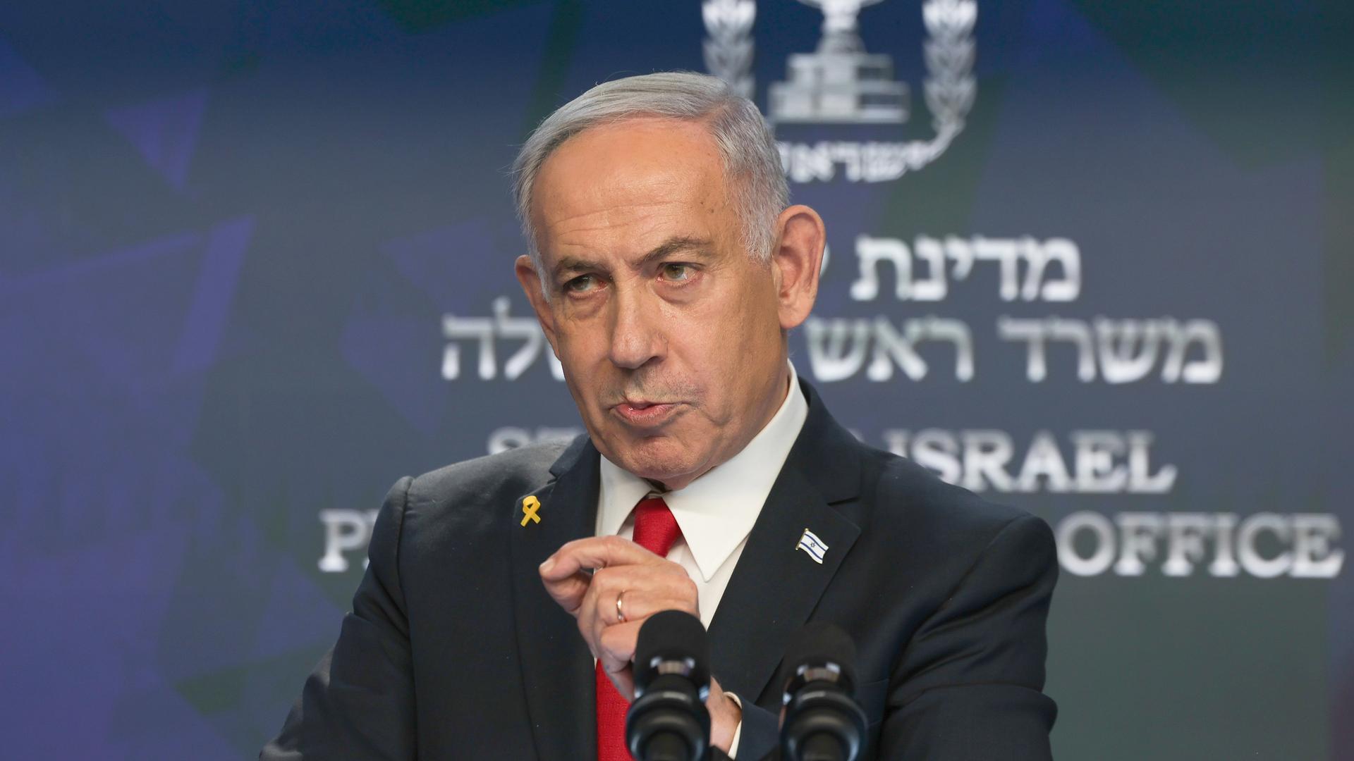 Der israelische Premierminister Benjamin Netanjahu spricht während einer Pressekonferenz.