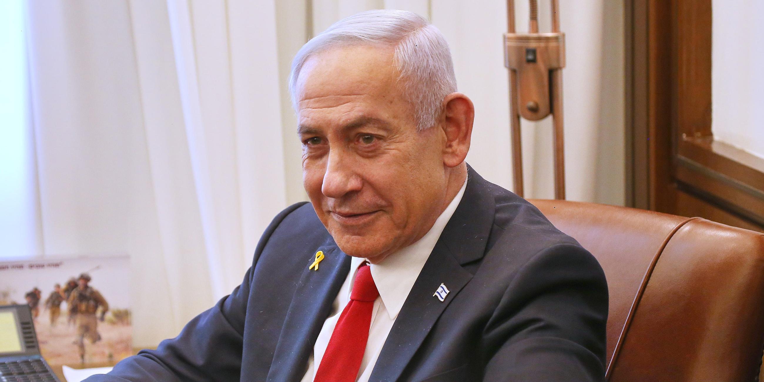 Israelischer Premierminister Benjamin Netanjahu in seinem Büro. (Archiv)