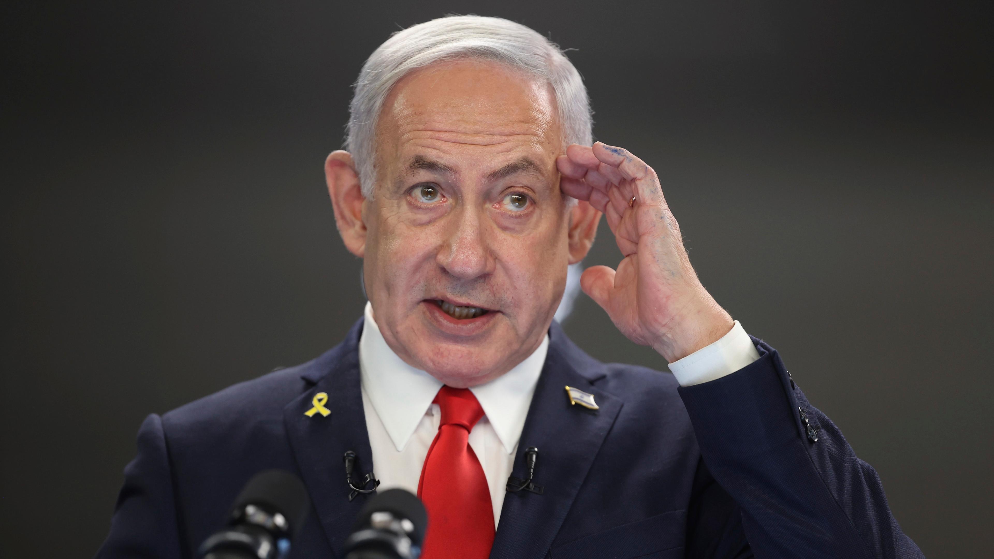 Israel, Jerusalem: Der israelische Premierminister Benjamin Netanjahu spricht während einer Pressekonferenz im Büro des Premierministers in Jerusalem.