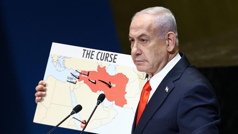 Der israelische Ministerpräsident Benjamin Netanjahu hält bei seiner Rede vor den UN eine Karte in der Hand.