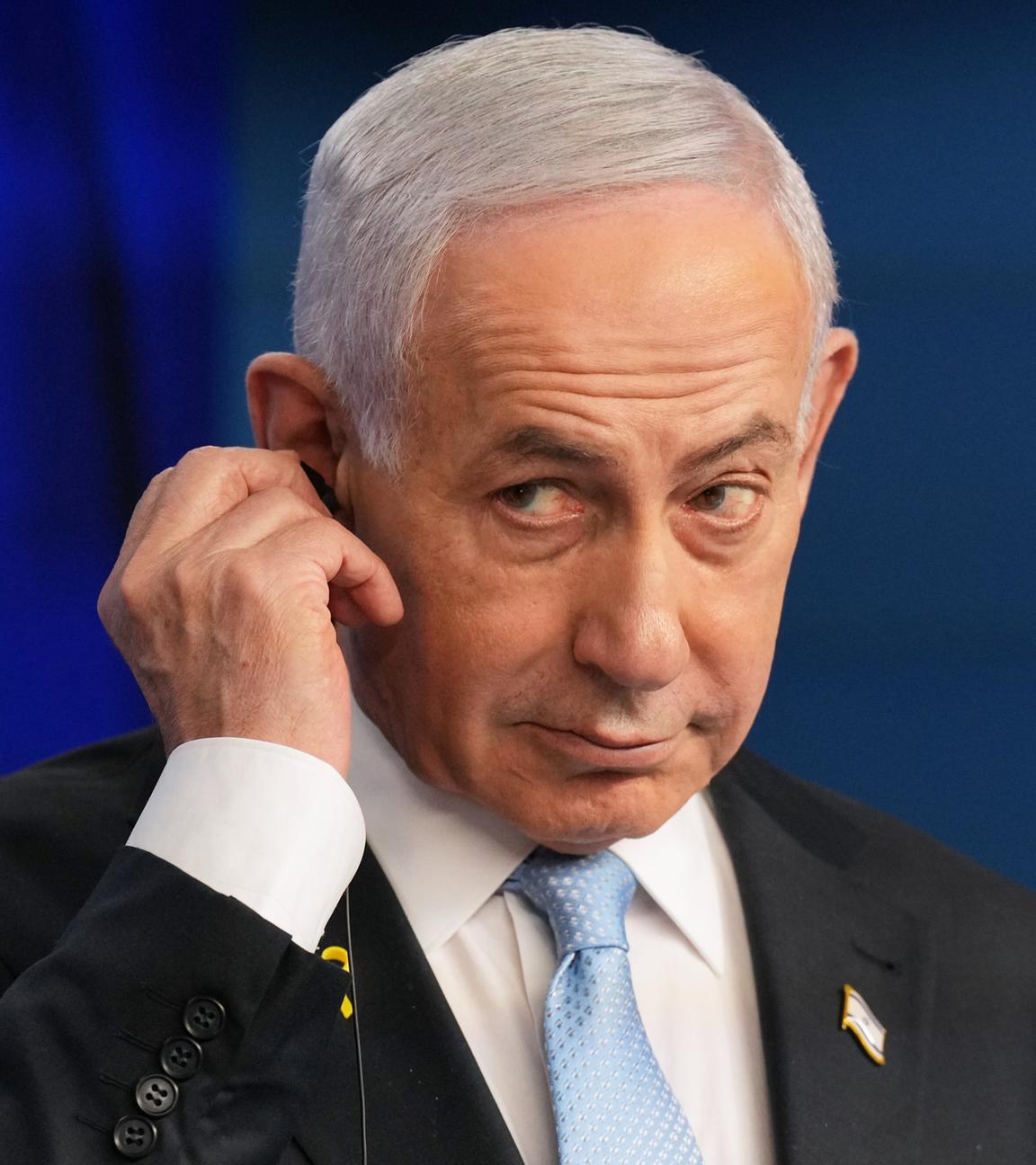 Der israelische Ministerpräsident Benjamin Netanjahu spricht während einer Pressekonferenz in Jerusalem mit den Medien.