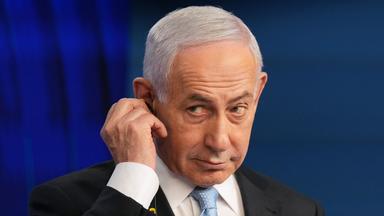 Der israelische Ministerpräsident Benjamin Netanjahu spricht während einer Pressekonferenz in Jerusalem mit den Medien.