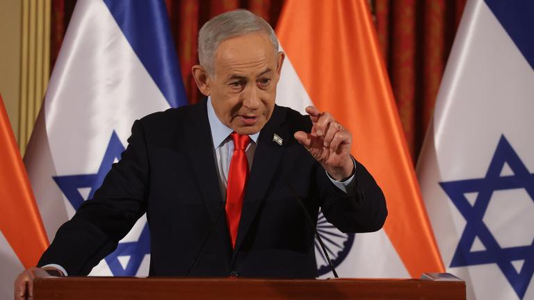 Israels Ministerpräsident Benjamin Netanjahu spricht während einer Pressekonferenz mit seinem indischen Amtskollegen Modi.