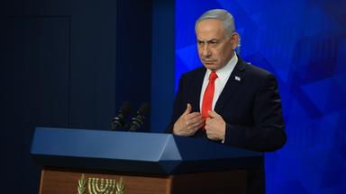 Benjamin Netanjahu, Ministerpräsident von Israel, am Pult während einer Pressekonferenz in Jerusalem. (Archivbild) 