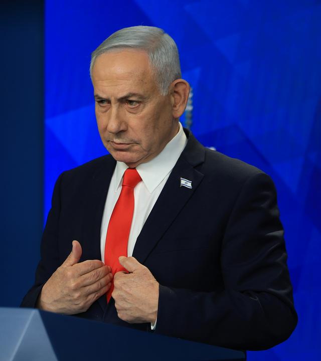 Benjamin Netanjahu, Ministerpräsident von Israel, am Pult während einer Pressekonferenz in Jerusalem. (Archivbild) 