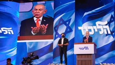 Der israelische Ministerpräsident und Vorsitzende der Likud-Partei, Benjamin Netanjahu (M), spricht nach der Veröffentlichung der Ergebnisse der Wählerbefragungen zur israelischen Parlamentswahl zu seinen Anhängern, aufgenommen am 28.10.2026