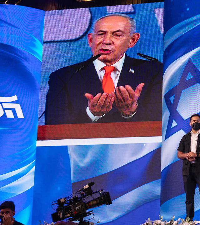 Der israelische Ministerpräsident und Vorsitzende der Likud-Partei, Benjamin Netanjahu (M), spricht nach der Veröffentlichung der Ergebnisse der Wählerbefragungen zur israelischen Parlamentswahl zu seinen Anhängern, aufgenommen am 28.10.2026