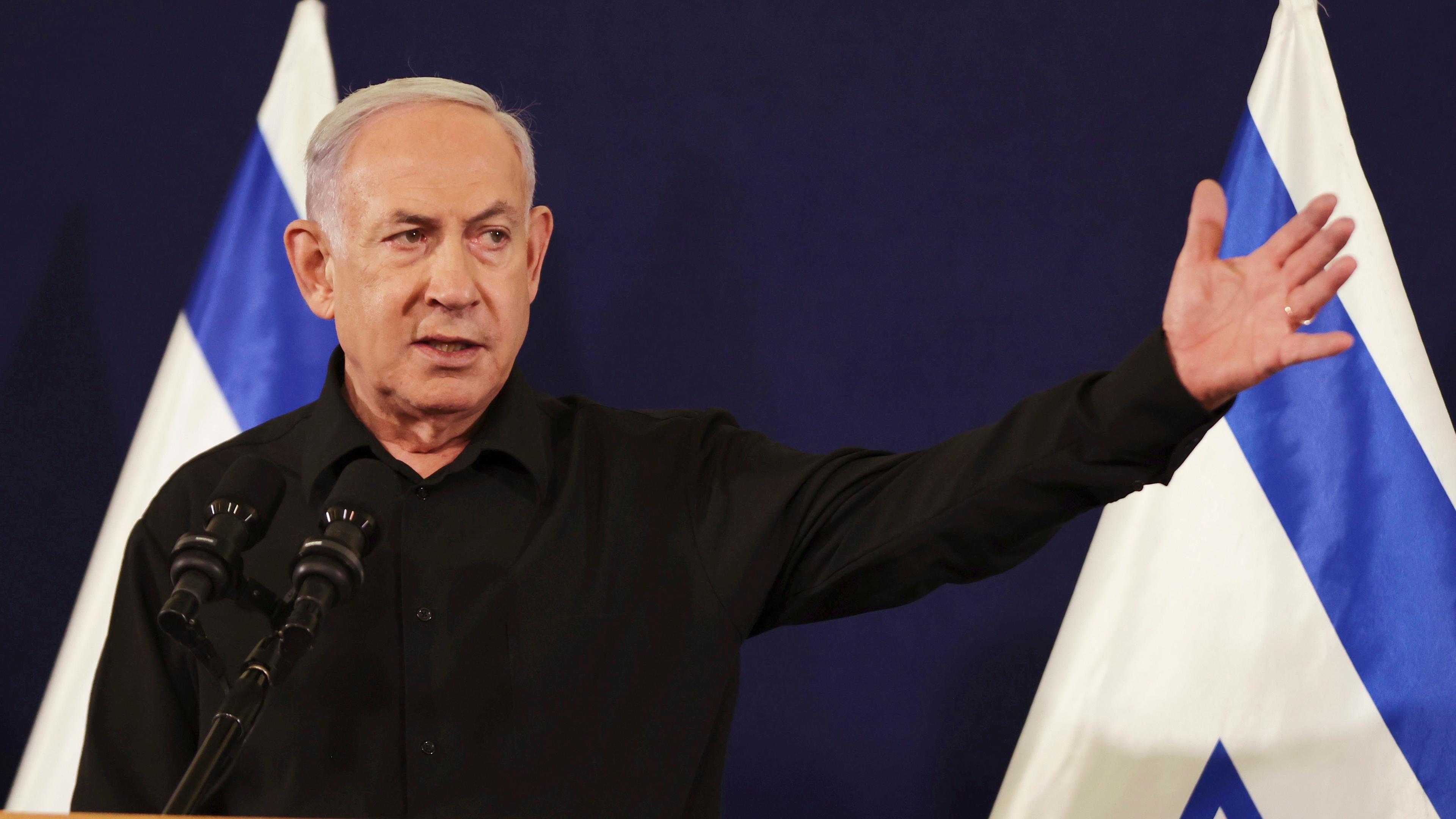 Israels Ministerpräsident Benjamin Netanjahu gestikuliert während einer Pressekonferenz.