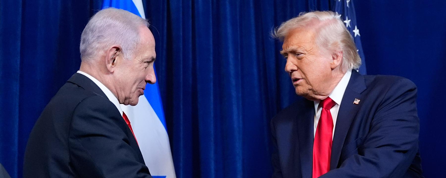 US-Präsident Trump und Israels Ministerpräsident Netanjahu schütteln sich die Hände