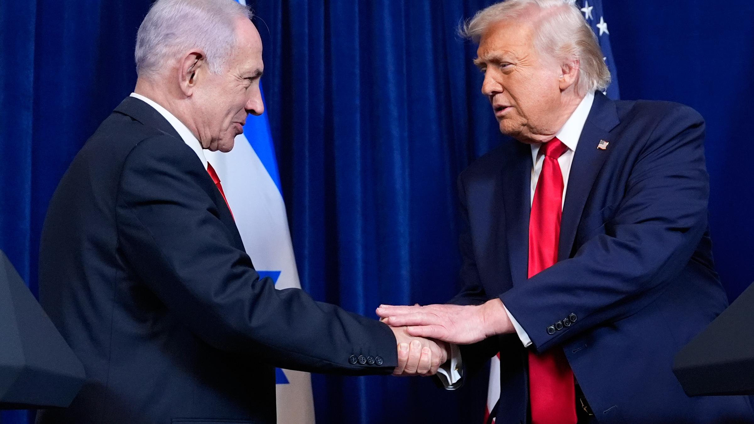US-Präsident Trump und Israels Ministerpräsident Netanjahu schütteln sich die Hände