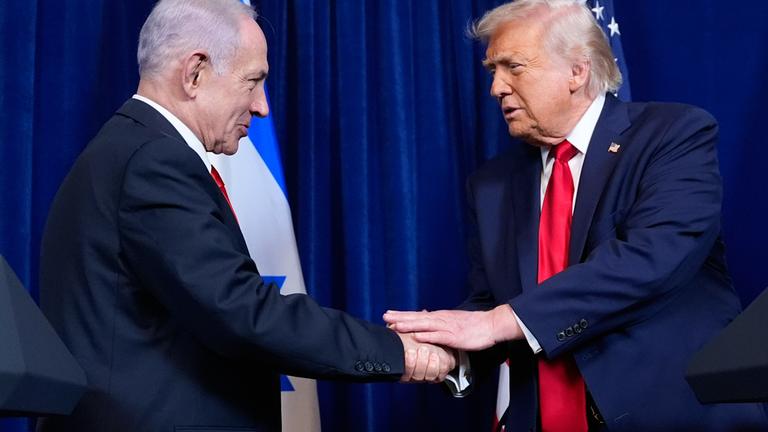 US-Präsident Trump und Israels Ministerpräsident Netanjahu schütteln sich die Hände