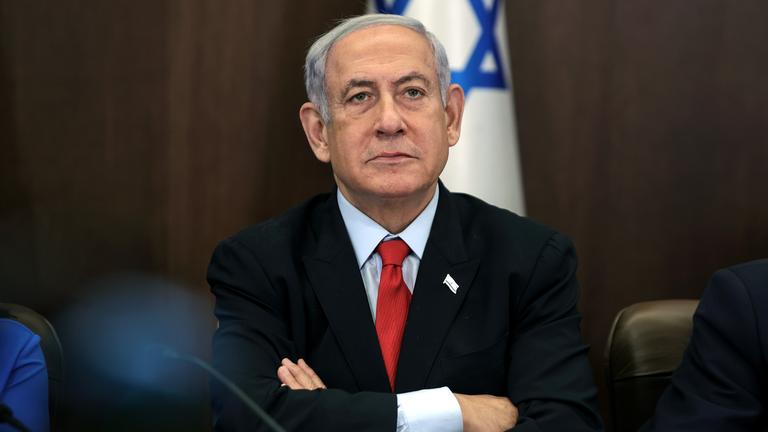 Benjamin Netanjahu mit verschränkten Armen (2023)