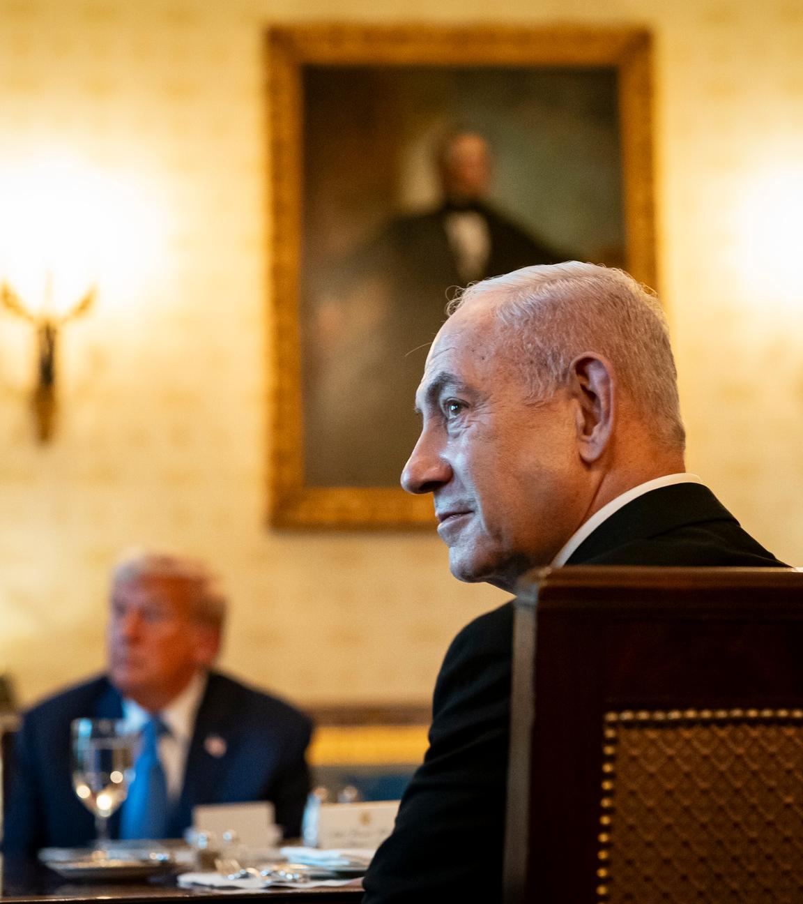 Der israelische Ministerpräsident Benjamin Netanjahu nimmt am Montag, dem 7. Juli 2025, an einem Abendessen mit US-Präsident Donald Trump im Blauen Saal des Weißen Hauses in Washington, DC, teil.