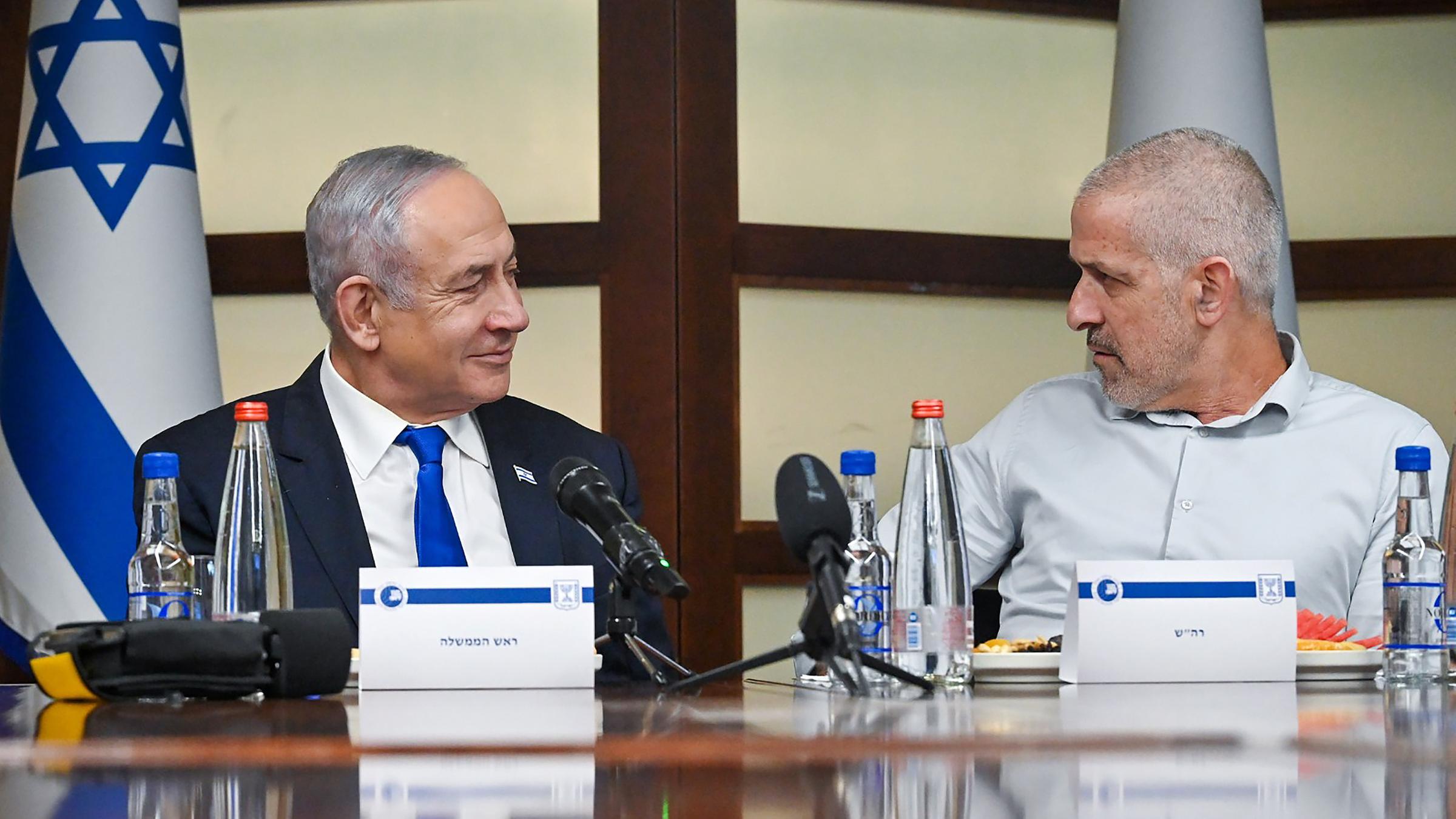 Benjamin Netanjahu (l.), Ministerpräsident von Israel, trifft Ronen Bar