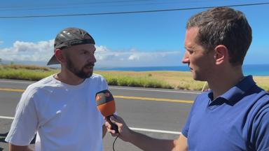 Benjamin Reszel wird nach dem Ausscheiden von Patrick Lange bei der Ironman-Weltmeisterschaft 2026 auf Hawaii vom ZDF-Moderator Florian Zschiedrich interviewt