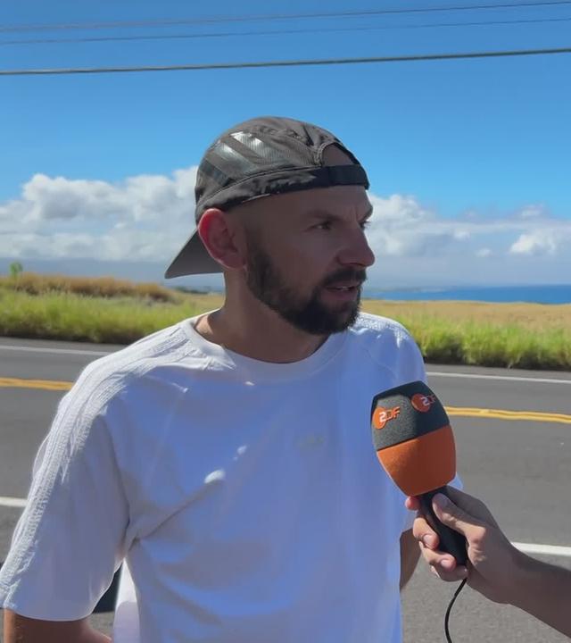 Benjamin Reszel wird nach dem Ausscheiden von Patrick Lange bei der Ironman-Weltmeisterschaft 2026 auf Hawaii vom ZDF-Moderator Florian Zschiedrich interviewt