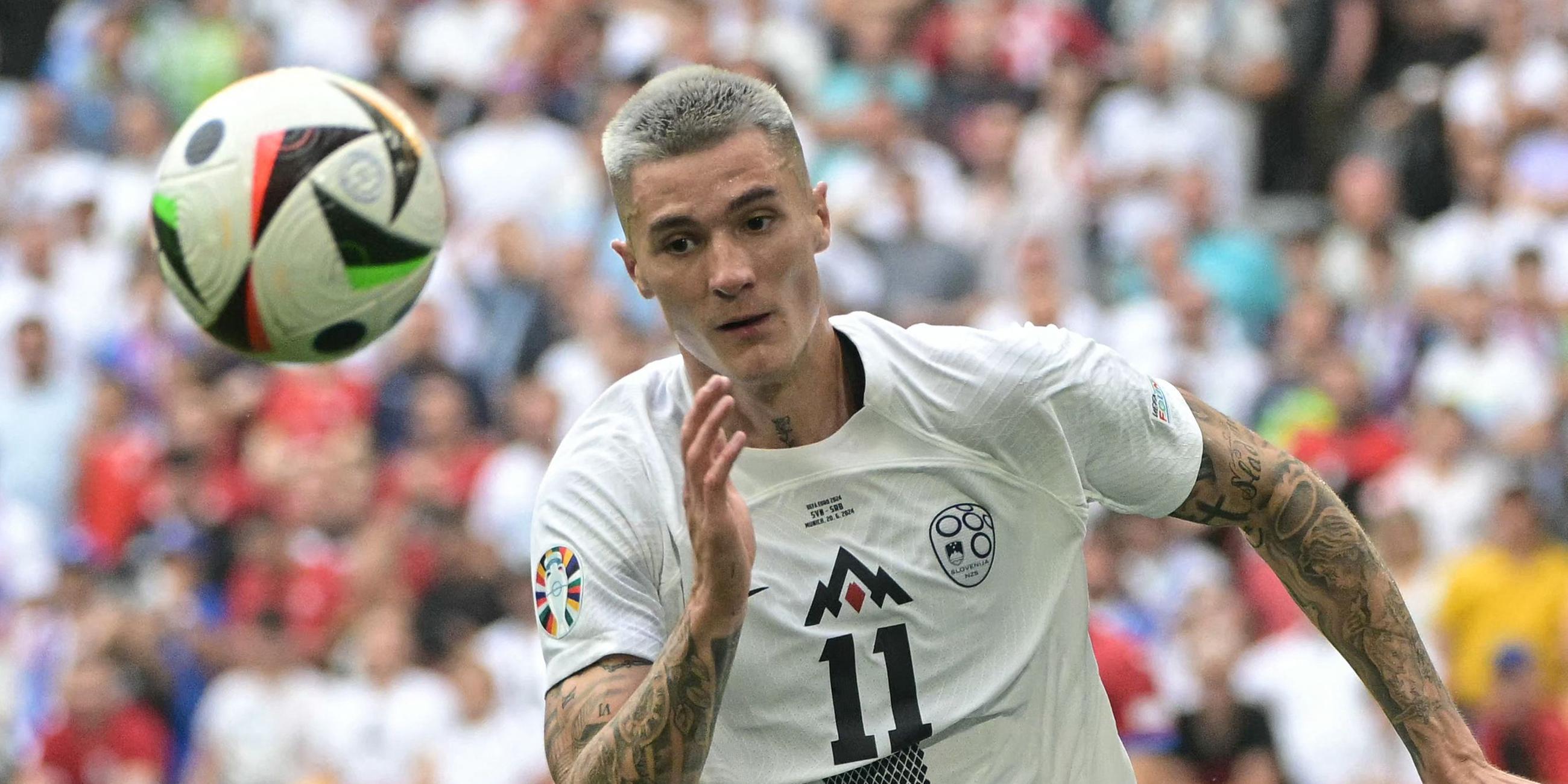 Sloweniens Stürmer #11 Benjamin Sesko kämpft um den Ball